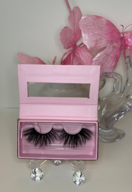 Pétale real mink lashes in a pink box, showcasing a petal-like curl for a feathery eye enhancement.